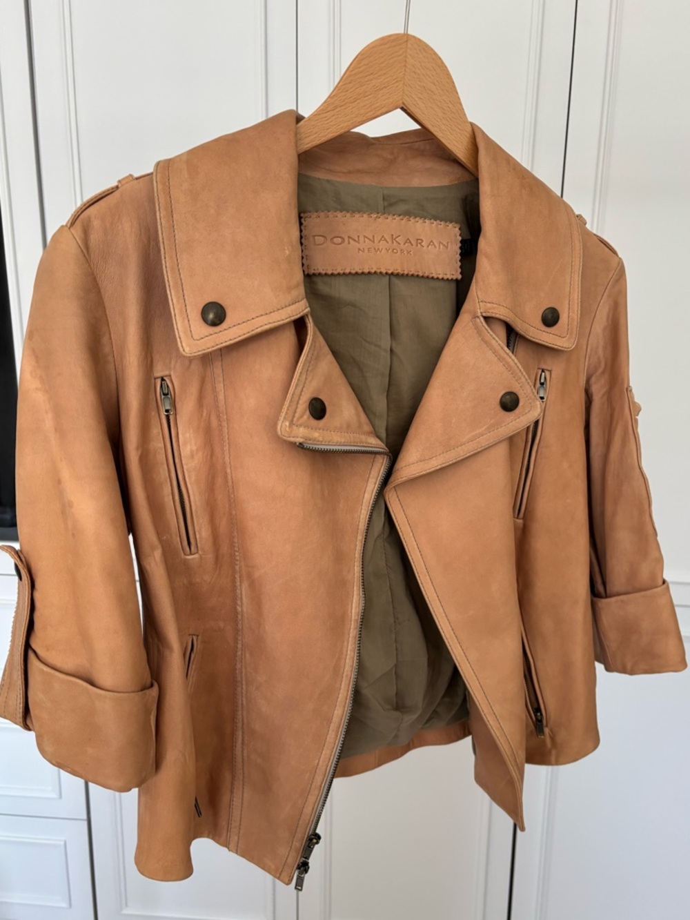 Donna Karan New York. Made in Italy. US4. 100% Lamb Short Sleeve Leather Jacket. - Picture 2 of 9